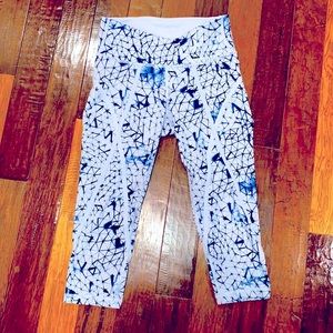 lululemon Crops Sz 4 in Navy/Pale Blue Geometric